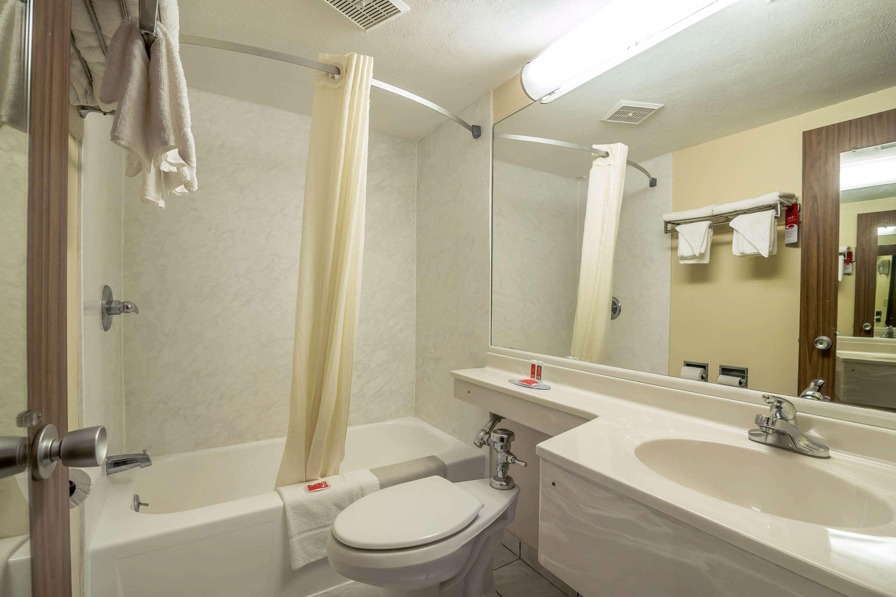 Econo Lodge Inn & Suites Binghamton Buitenkant foto