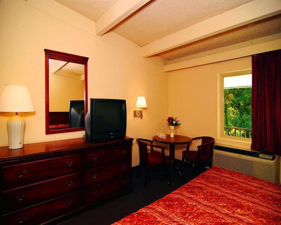Econo Lodge Inn & Suites Binghamton Buitenkant foto