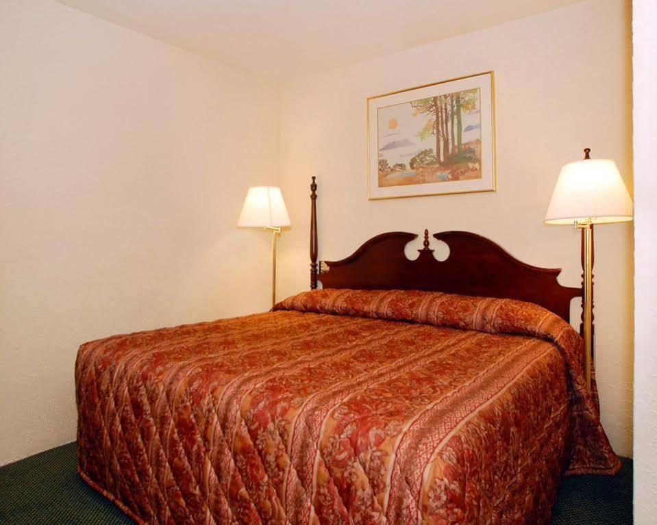 Econo Lodge Inn & Suites Binghamton Buitenkant foto