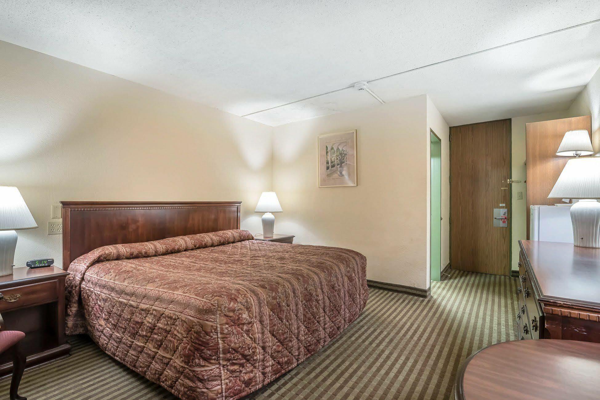 Econo Lodge Inn & Suites Binghamton Buitenkant foto